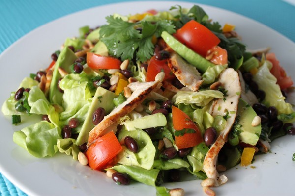 Salada com feijão enlatado: receitas deliciosas e simples 