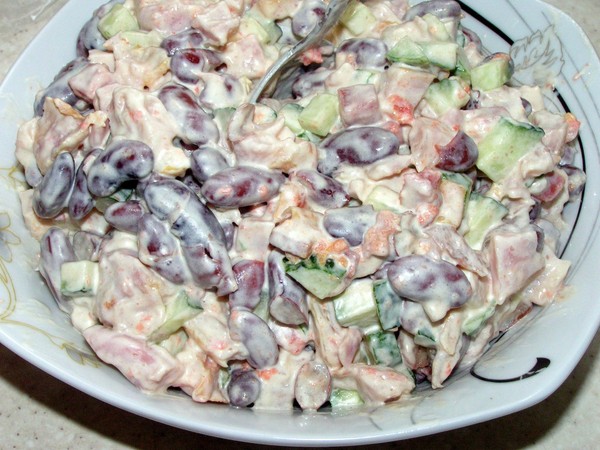 Salada com feijão enlatado: receitas deliciosas e simples 