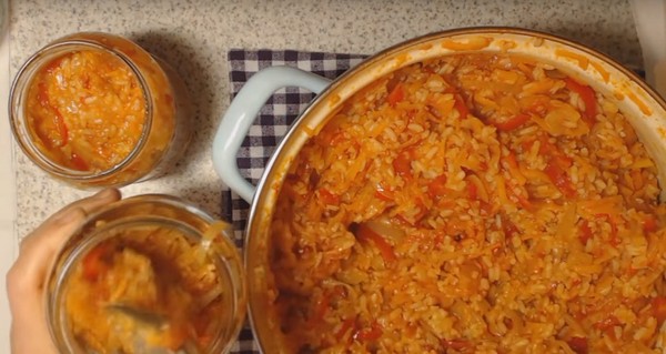 Salada com arroz e vegetais para o inverno. Receitas para salada para o inverno com arroz e tomate, abobrinha, cenoura