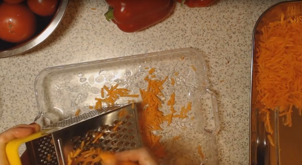 Salada com arroz e vegetais para o inverno. Receitas para salada para o inverno com arroz e tomate, abobrinha, cenoura