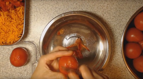 Salada com arroz e vegetais para o inverno. Receitas para salada para o inverno com arroz e tomate, abobrinha, cenoura