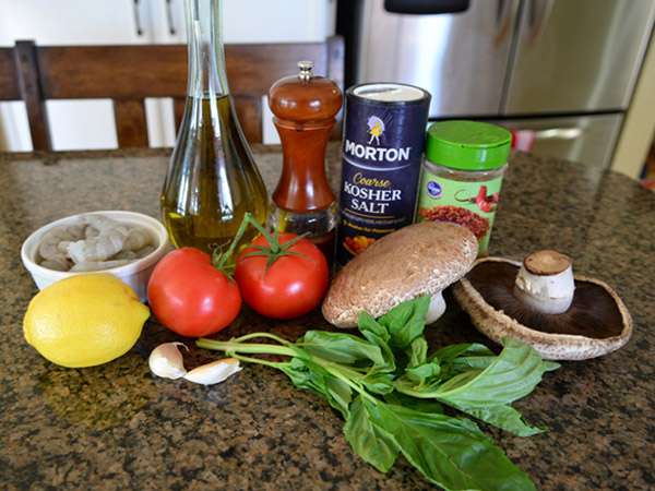 Cogumelos grelhados com enchimento de tomate e camarão, deliciosa receita