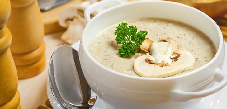 A sopa de cogumelos é um excelente prato para uma mesa casual A sopa de cogumelos é um excelente prato para uma mesa casual