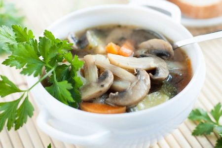 A sopa de cogumelos é um excelente prato para uma mesa casual A sopa de cogumelos é um excelente prato para uma mesa casual
