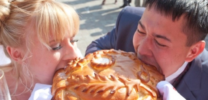 Um pão de casamento com suas próprias mãos, uma receita e uma foto