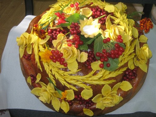 Um pão de casamento com suas próprias mãos, uma receita e uma foto