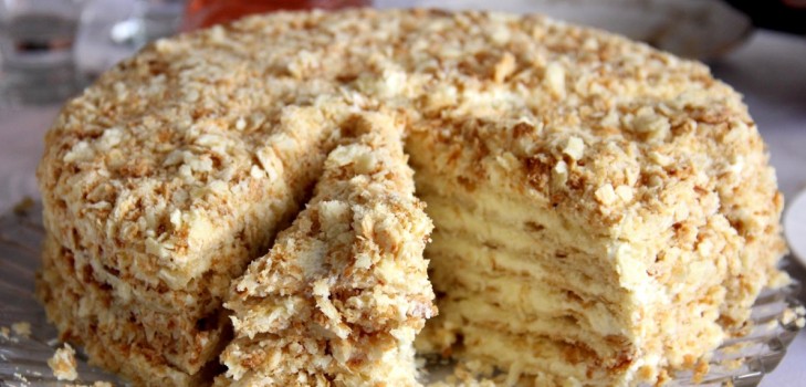 Bolo em uma frigideira: preparamos bolos de biscoito suave de acordo com as melhores receitas