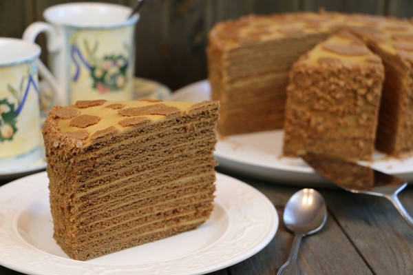 Bolo em uma frigideira: preparamos bolos de biscoito suave de acordo com as melhores receitas