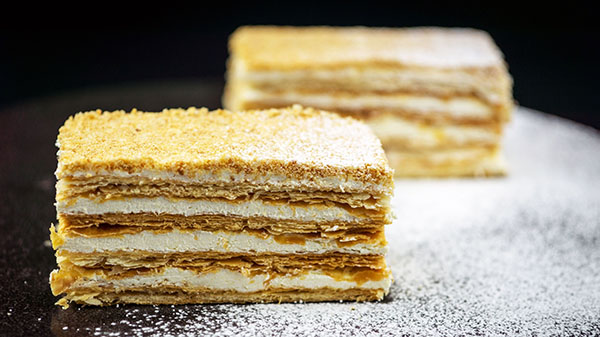 Bolo "Napoleão", receitas com uma foto em casa: clássico (soviético), com creme, com leite condensado, de massa folhada