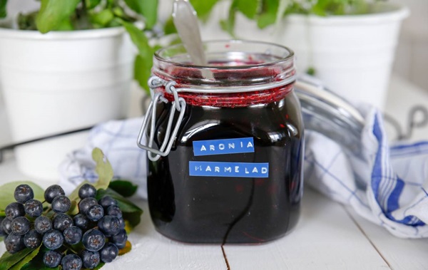 Atolamento de chokeberry preto