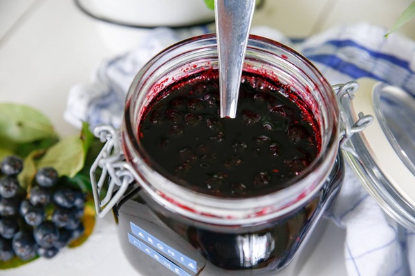 Atolamento de chokeberry preto