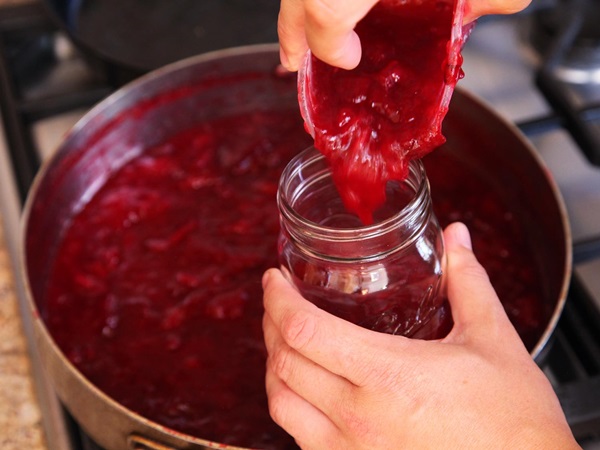 Como criar breu de uma ameixa com uma pedra e pitted - receitas simples