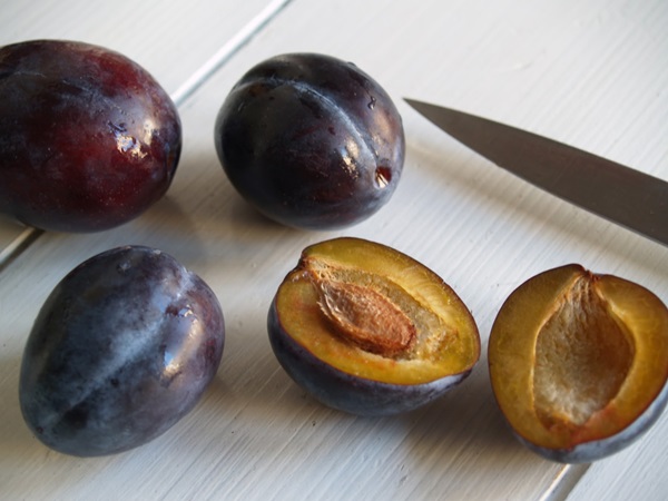 Como criar breu de uma ameixa com uma pedra e pitted - receitas simples