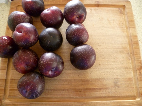 Como criar breu de uma ameixa com uma pedra e pitted - receitas simples