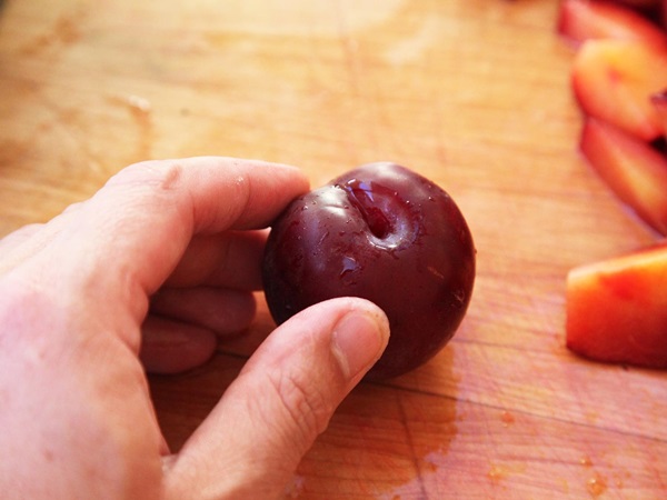 Como criar breu de uma ameixa com uma pedra e pitted - receitas simples