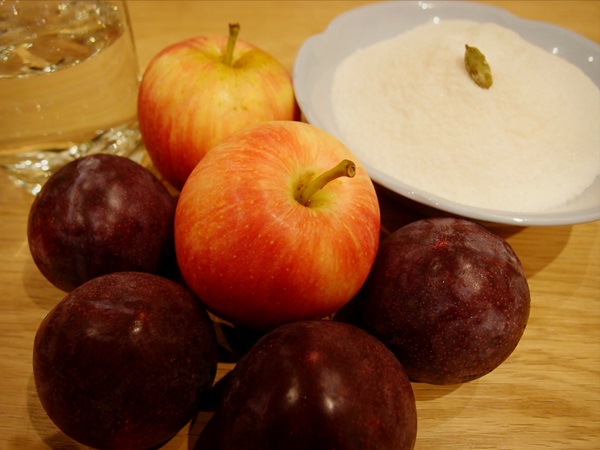 Como criar breu de uma ameixa com uma pedra e pitted - receitas simples