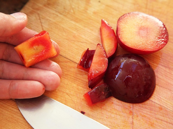 Como criar breu de uma ameixa com uma pedra e pitted - receitas simples