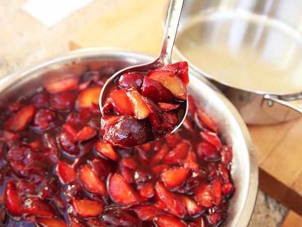 Como criar breu de uma ameixa com uma pedra e pitted - receitas simples