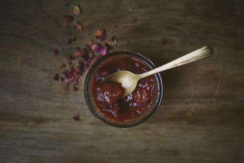Atolamento aromático de maçãs com canela