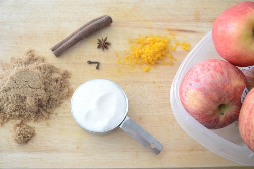 Atolamento aromático de maçãs com canela