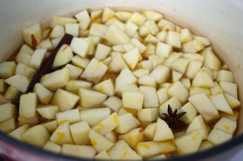 Atolamento aromático de maçãs com canela