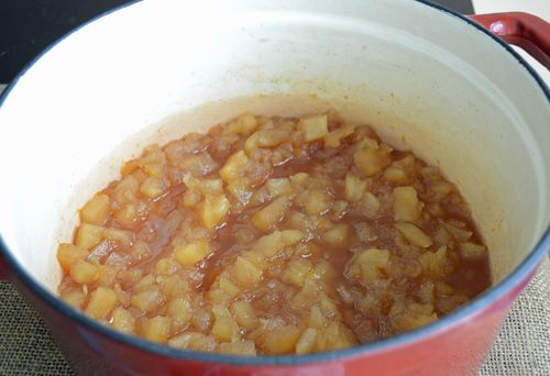 Atolamento aromático de maçãs com canela