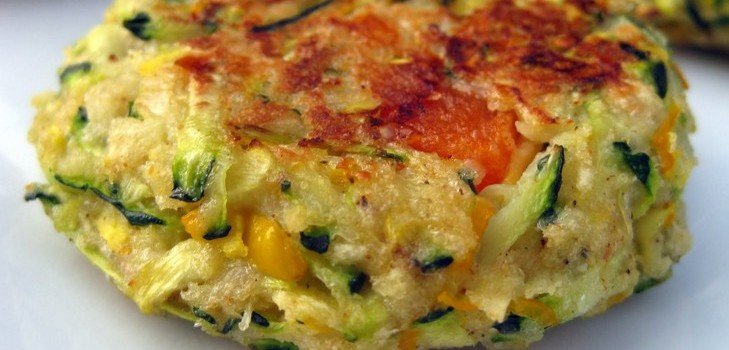 Pratos vegetarianos na mesa festiva