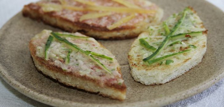 Sanduíches deliciosos na mesa festiva