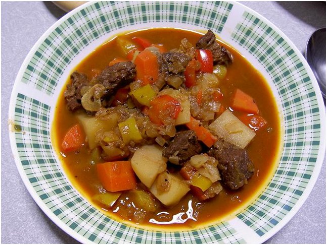 goulash em um prato