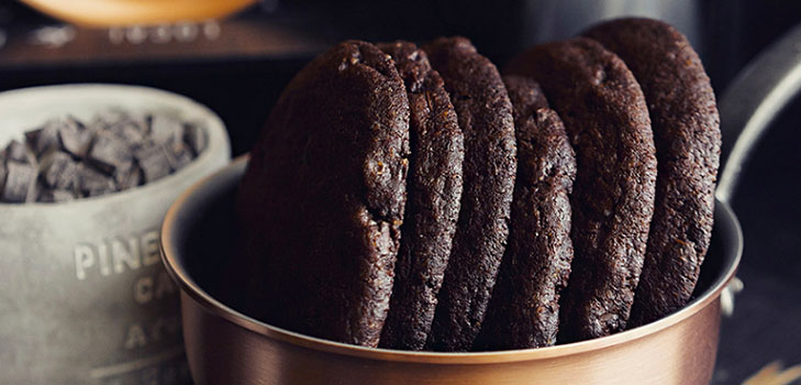 Uma deliciosa receita: grandes biscoitos de chocolate com especiarias
