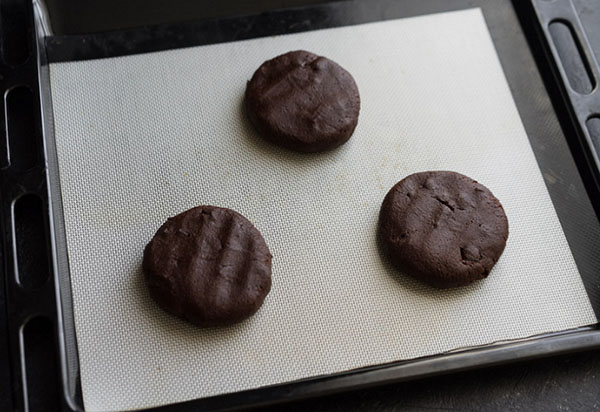 Uma deliciosa receita: grandes biscoitos de chocolate com especiarias