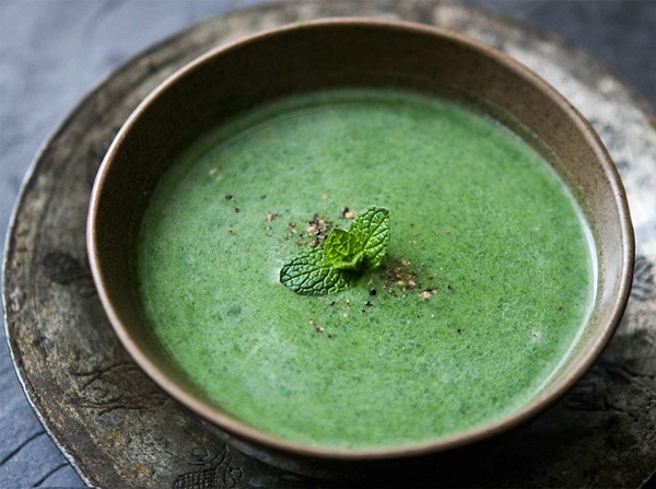 Deliciosa sopa de urtiga suculenta