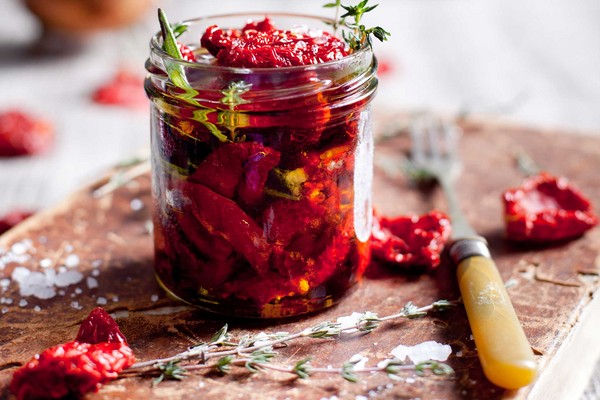Tomates secos ao sol, receitas em casa. Como fazer tomates secos ao sol em um secador de vegetais, forno, para o inverno