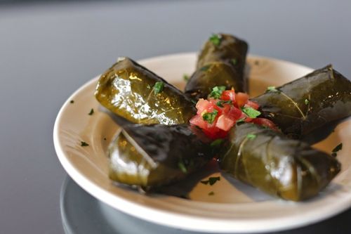 A receita para a colheita de folhas de uva para dolma Como decapitar folhas de videira por dolma