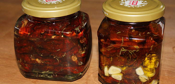 Aperitivo de tomates vermelhos e verdes para o inverno - Dedos dos recheios lamber
