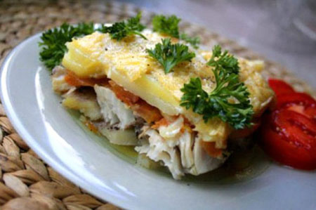 Peixe cozido no forno sob o molho macio