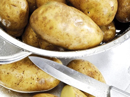 Peixe cozido no forno sob o molho macio