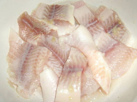 Peixe cozido no forno sob o molho macio