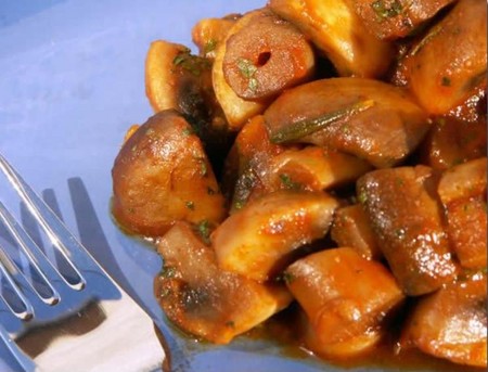 Cogumelos brancos fritos em diferentes pratos