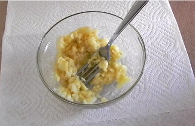 Levante a banana Enxaguar a banana completamente com um garfo