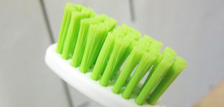 Com que frequência devo mudar minha escova de dentes